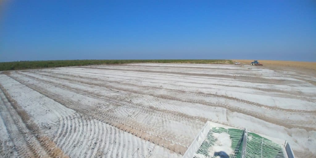 Calcário aplicado em lavoura agrícola