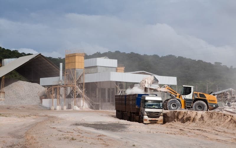 Mineração e carregamento de calcário