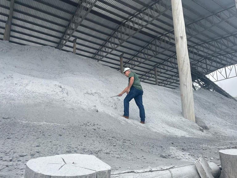 Técnico inspecionando estoque de calcário